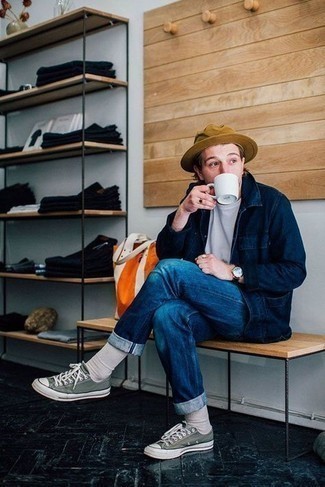 С чем носить темно-бирюзовые низкие кеды мужчине