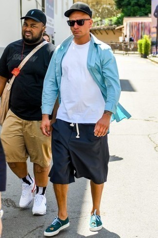 Какие шорты носить с темно-бирюзовыми низкими кедами мужчине