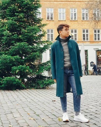 Какие джинсы носить с темно-бирюзовым длинным пальто