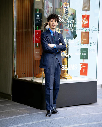 С чем носить темно-бирюзовый галстук с "огурцами" мужчине