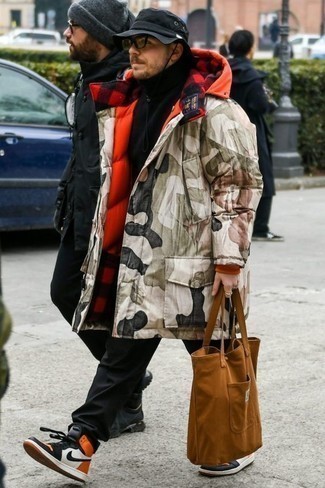 Какие высокие кеды носить с темно-бирюзовой паркой мужчине