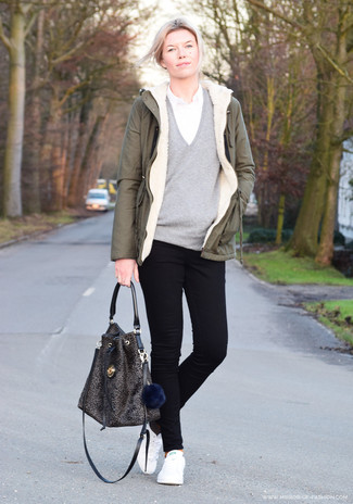 Какие джинсы носить с темно-бирюзовой паркой женщине