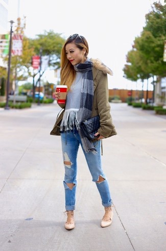 Какие джинсы носить с темно-бирюзовой паркой женщине