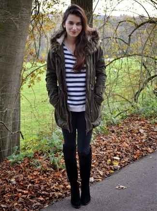 Какие джинсы носить с темно-бирюзовой паркой женщине