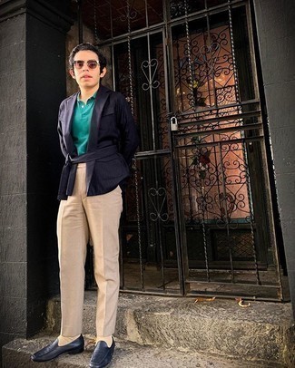 Какие пиджаки носить с темно-бирюзовой футболкой-поло мужчине