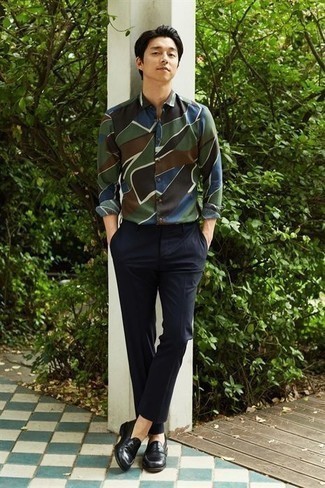 С чем носить темно-бирюзовую рубашку с длинным рукавом с принтом мужчине