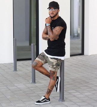 Какие низкие кеды носить с темно-бирюзовыми шортами мужчине