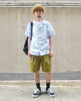 Какие низкие кеды носить с темно-бирюзовыми шортами мужчине