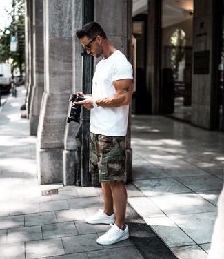 Какие низкие кеды носить с темно-бирюзовыми шортами мужчине