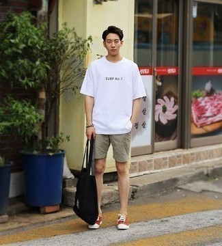 Какие низкие кеды носить с темно-бирюзовыми шортами мужчине