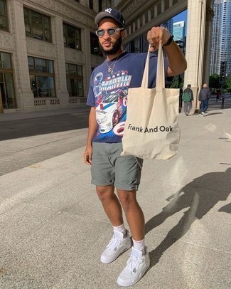 Какие низкие кеды носить с темно-бирюзовыми шортами мужчине