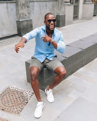 Какие низкие кеды носить с темно-бирюзовыми шортами мужчине