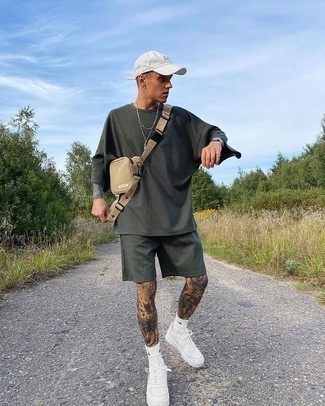 Какие низкие кеды носить с темно-бирюзовыми шортами мужчине