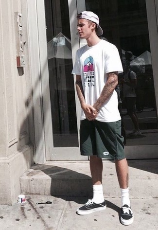 Какие низкие кеды носить с темно-бирюзовыми шортами мужчине