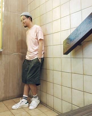 Какие низкие кеды носить с темно-бирюзовыми шортами мужчине