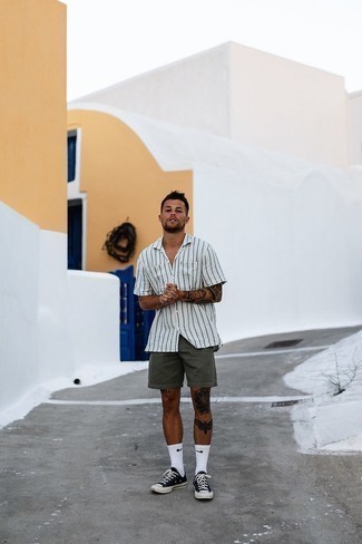 Какие низкие кеды носить с темно-бирюзовыми шортами мужчине