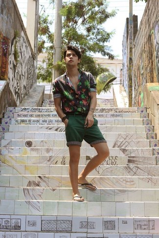 Какие сандалии носить с темно-бирюзовыми шортами мужчине