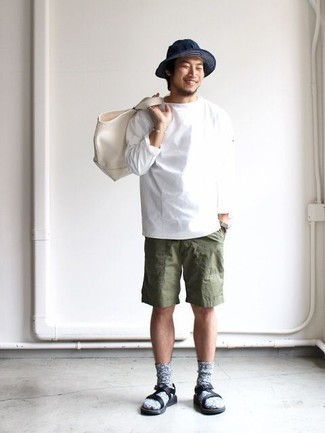 Какие сандалии носить с темно-бирюзовыми шортами мужчине