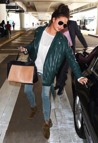 С чем носить темно-бирюзовые замшевые ботильоны