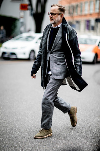 С чем носить темно-бирюзовые замшевые ботинки мужчине