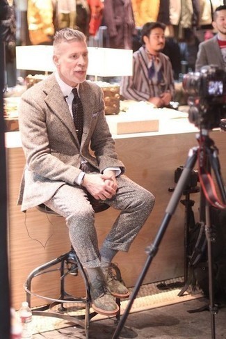 С чем носить темно-бирюзовые замшевые ботинки мужчине