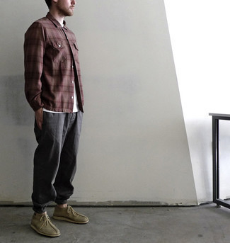 С чем носить темно-бирюзовые замшевые ботинки мужчине