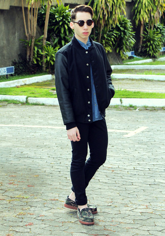 С чем носить темно-бирюзовые замшевые мокасины мужчине