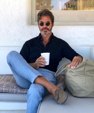 С чем носить темно-бирюзовые замшевые лоферы мужчине