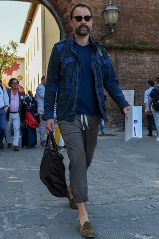 С чем носить темно-бирюзовые замшевые лоферы мужчине