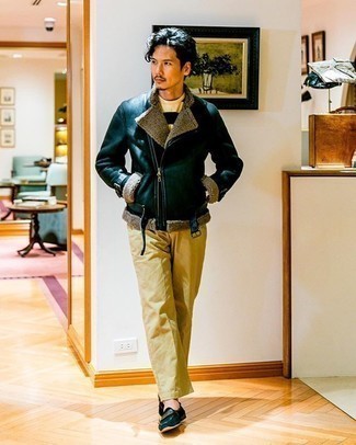 С чем носить темно-бирюзовые замшевые лоферы мужчине