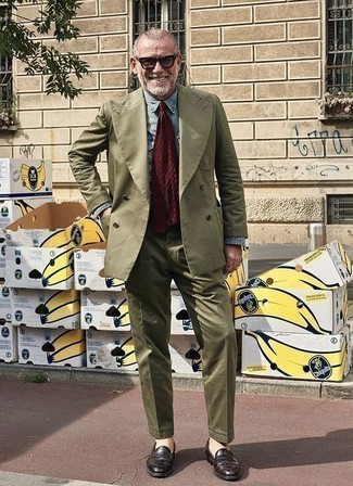 Как носить темно-бирюзовый костюм с коричневыми кожаными лоферами