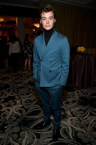 Какие лоферы носить с темно-бирюзовым костюмом