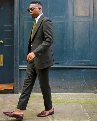 Какие лоферы носить с темно-бирюзовым костюмом