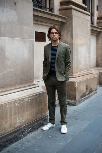 Какие низкие кеды носить с темно-бирюзовым костюмом