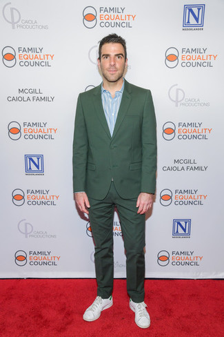 Какие низкие кеды носить с темно-бирюзовым костюмом