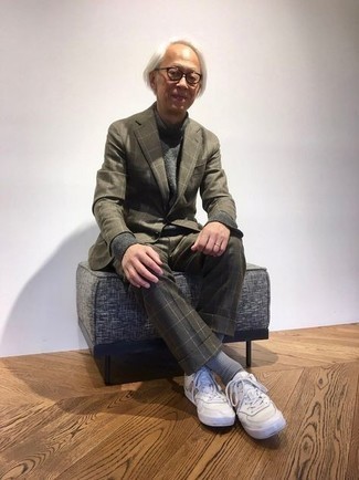 Какие низкие кеды носить с темно-бирюзовым костюмом