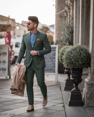 Какие плащи носить с темно-бирюзовым костюмом