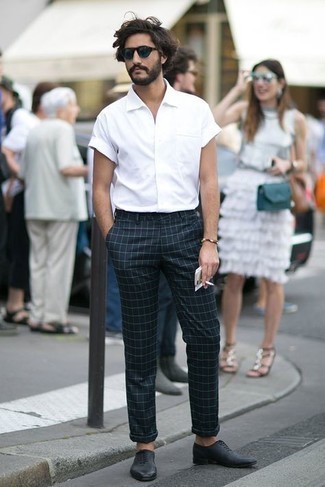 С чем носить темно-бирюзовые солнцезащитные очки мужчине