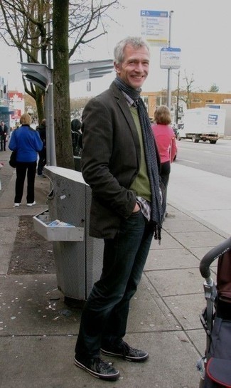 С чем носить темно-бирюзовый трикотажный жилет мужчине