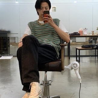 С чем носить темно-бирюзовый трикотажный жилет мужчине