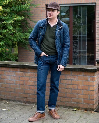 С чем носить темно-бирюзовый трикотажный жилет мужчине