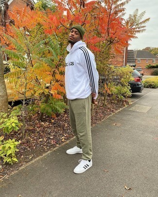 Какой худи носить с темно-бирюзовыми спортивными штанами мужчине