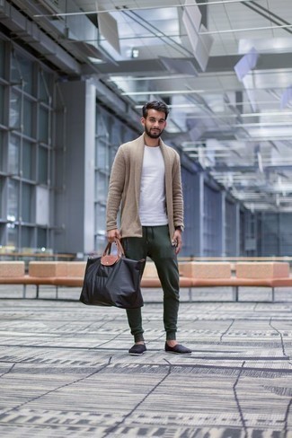 С чем носить темно-бирюзовые спортивные штаны мужчине