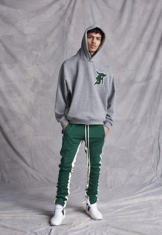 С чем носить темно-бирюзовые спортивные штаны мужчине