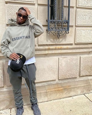 С чем носить темно-бирюзовые спортивные штаны мужчине