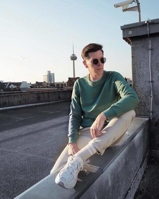 Какие кроссовки носить с темно-бирюзовым свитшотем мужчине