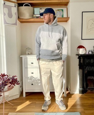 С чем носить темно-бирюзовую футболку мужчине