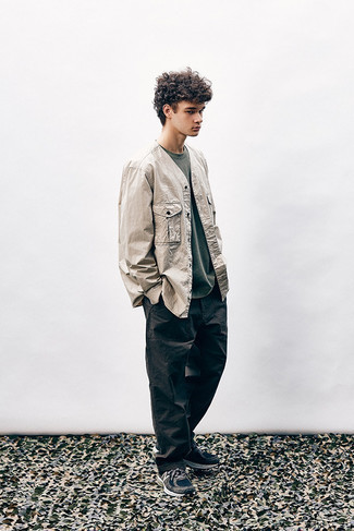 С чем носить темно-бирюзовую футболку мужчине