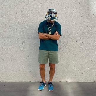 С чем носить темно-бирюзовую футболку мужчине