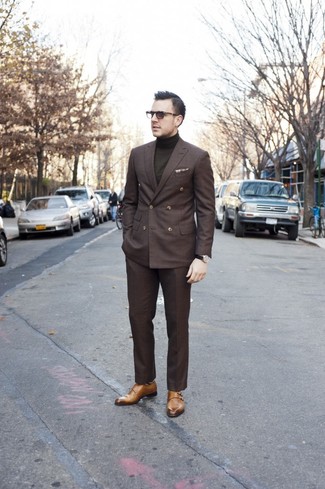 Как носить темно-бирюзовую водолазку с коричневым двубортным пиджаком мужчине